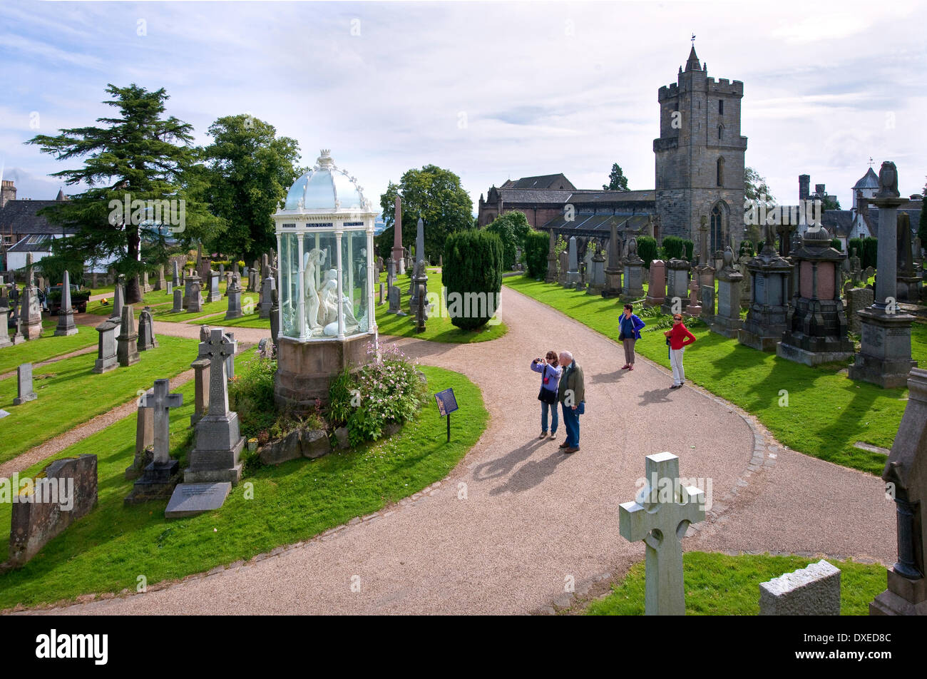 Touristen an der Statue der Märtyrer in der Kirche der Heiligen unhöflich Friedhof in der Stadt von Stirling Stockfoto