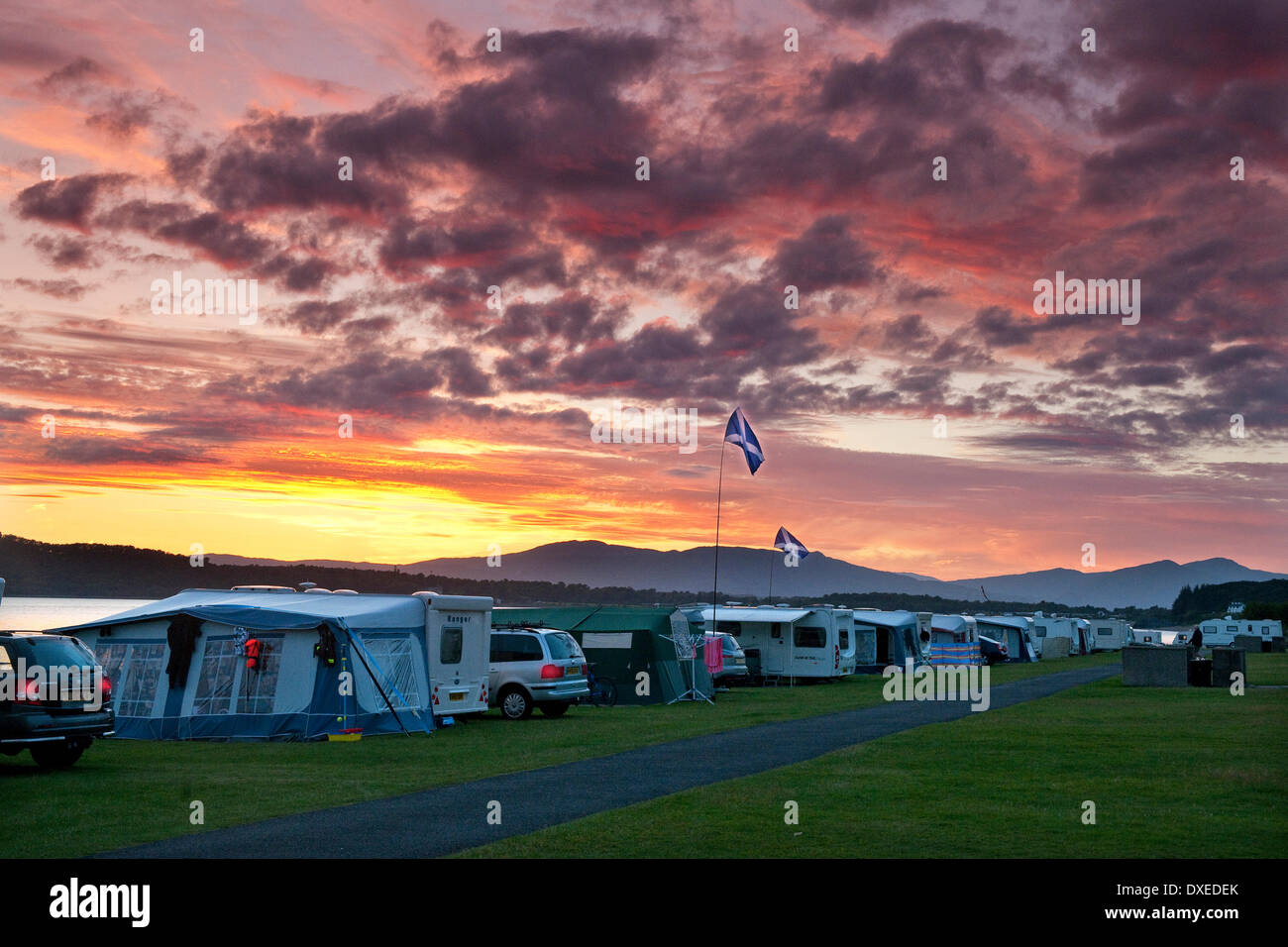 Sonnenuntergang über einem Campingplatz in der Nähe von Benderloch, Argyll. Stockfoto