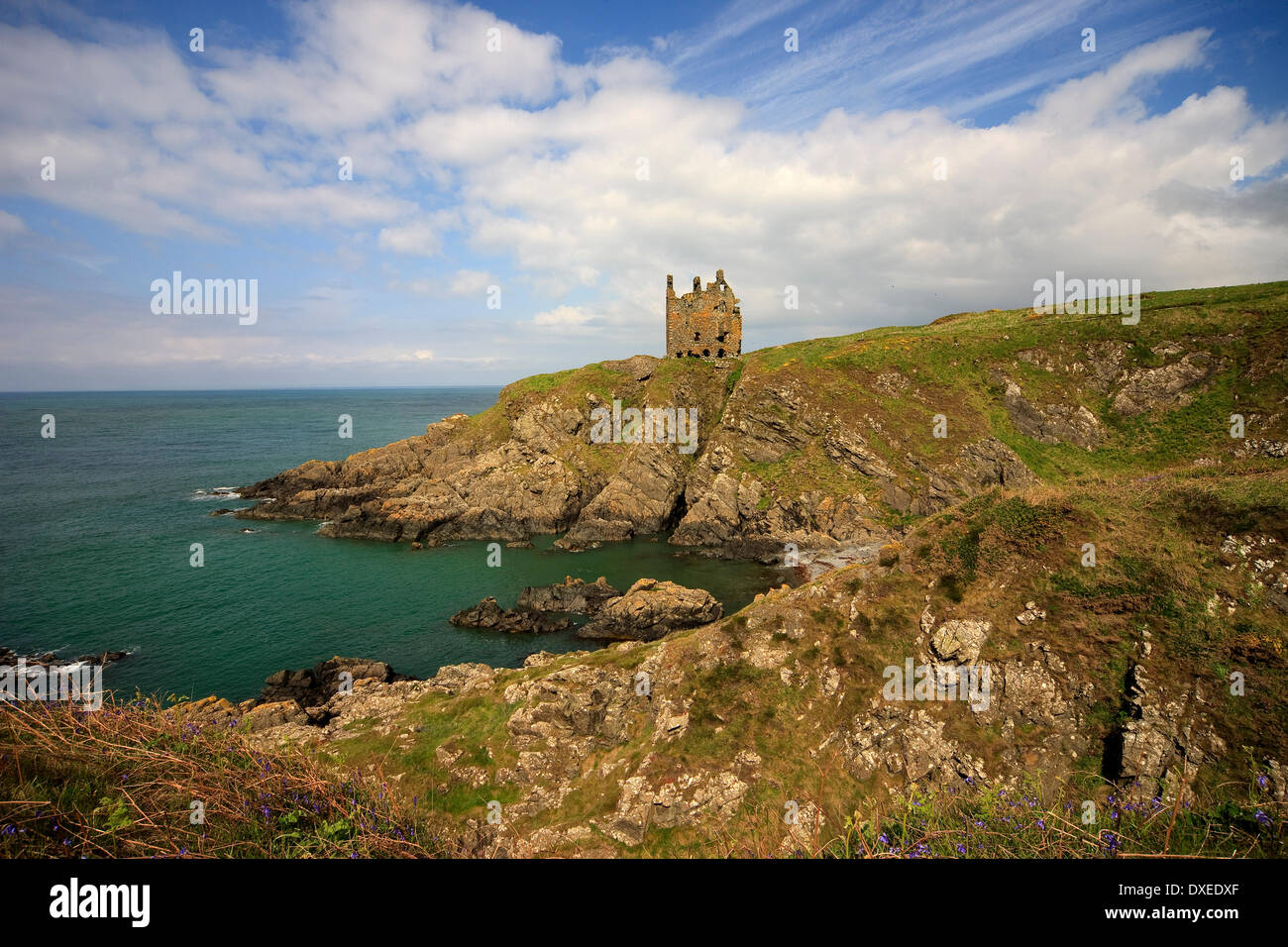 Auf einer felsigen Landzunge liegt in der Nähe von Portpatrick Dunskey Burgruine, Dumfries und Galloway. Süd-West-Schottland Stockfoto