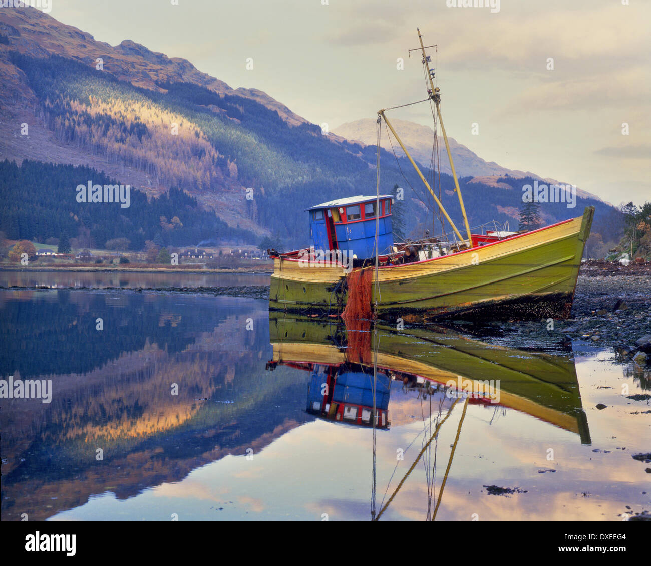 Angelboot/Fischerboot auf Grund auf dem Ufer von Loch Long, Arrochar. Stockfoto