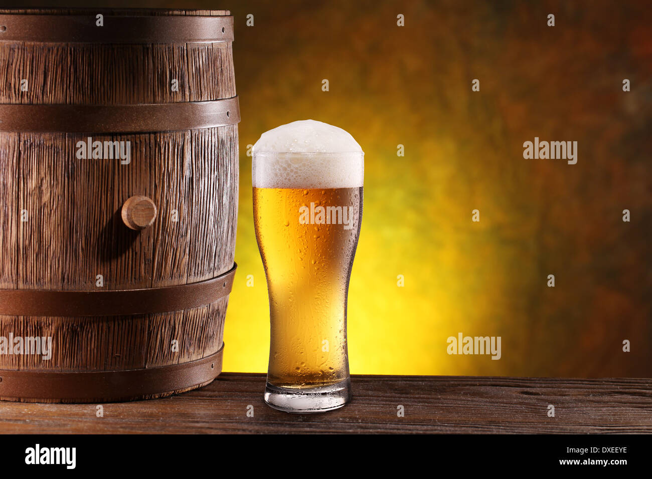 Das Glas Bier in der Nähe von alten Holzfass. Stockfoto
