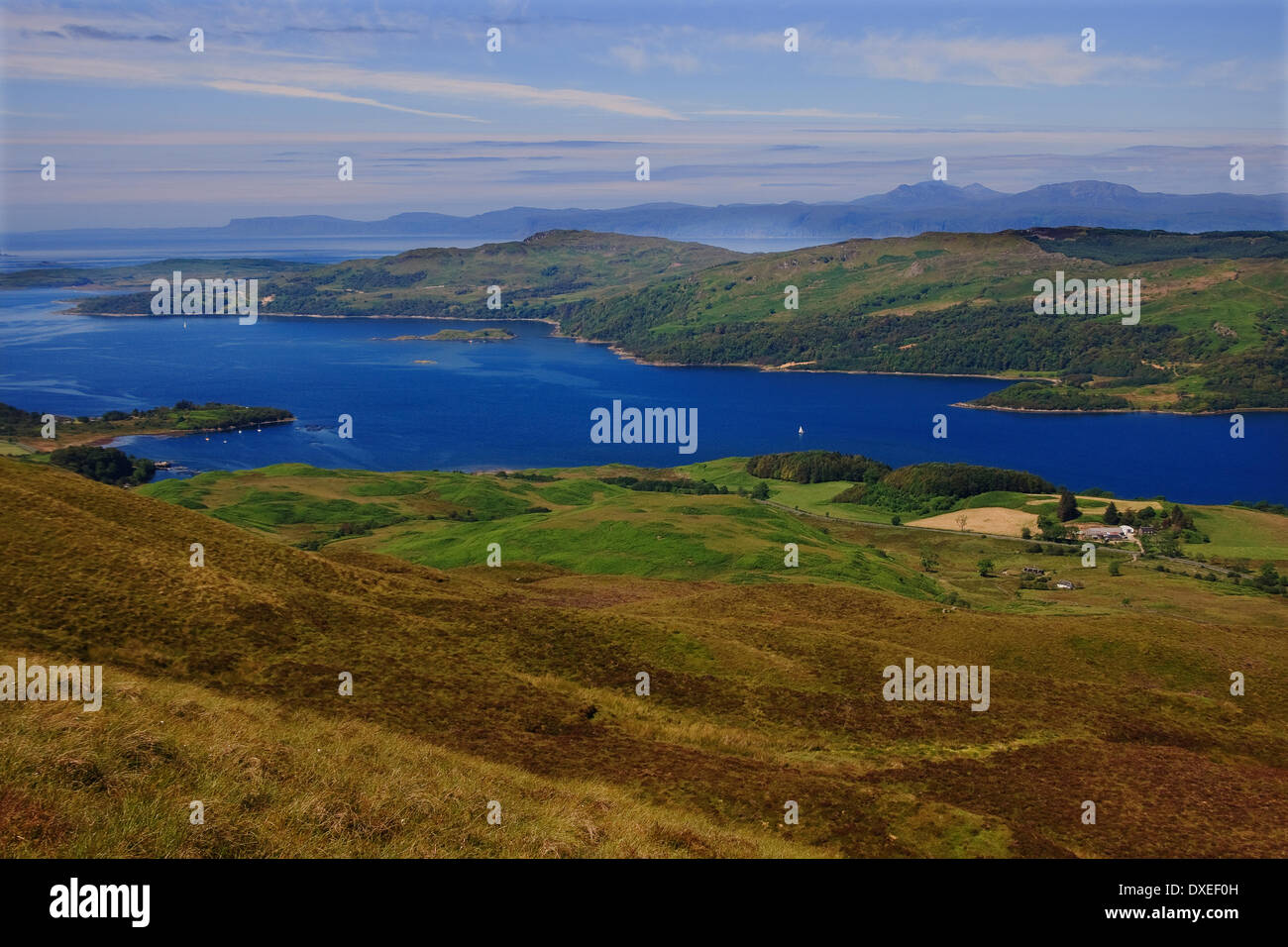 Atemberaubenden Blick über Loch Melfort auf der fernen Insel Mull, Argyllshire. Stockfoto