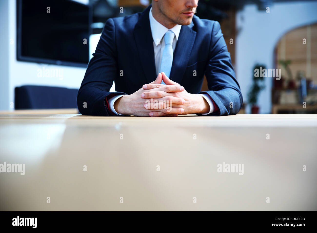 Porträt eines Geschäftsmannes sitzen im Büro Stockfoto