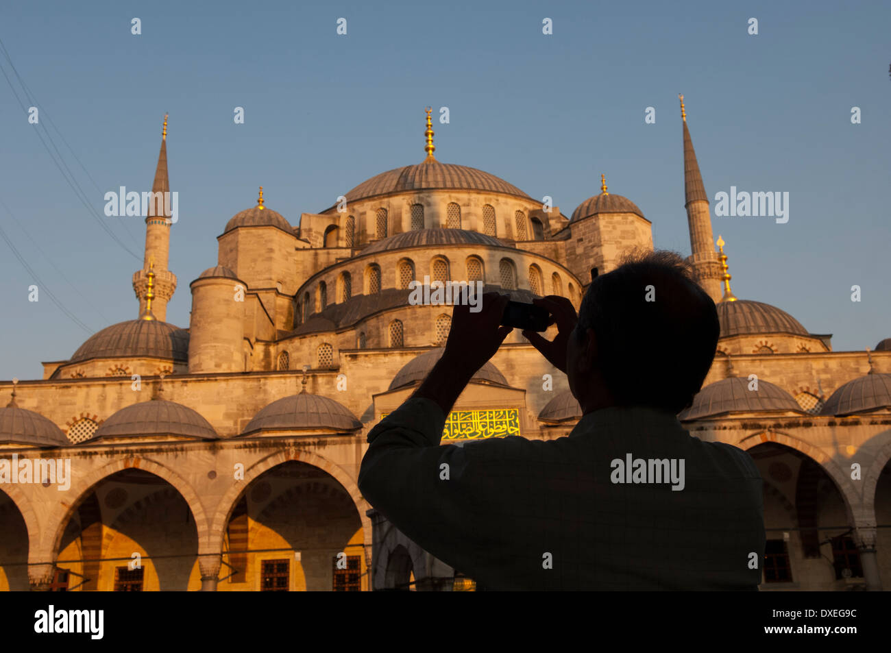 Touristen fotografieren an der blauen Moschee Istanbul. Stockfoto