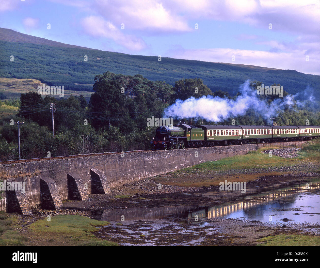 K1 2-6-0-Dampfzug entlang Loch Eil mit dem Fort William Mallaig. West Highland Line, Lochaber. Stockfoto
