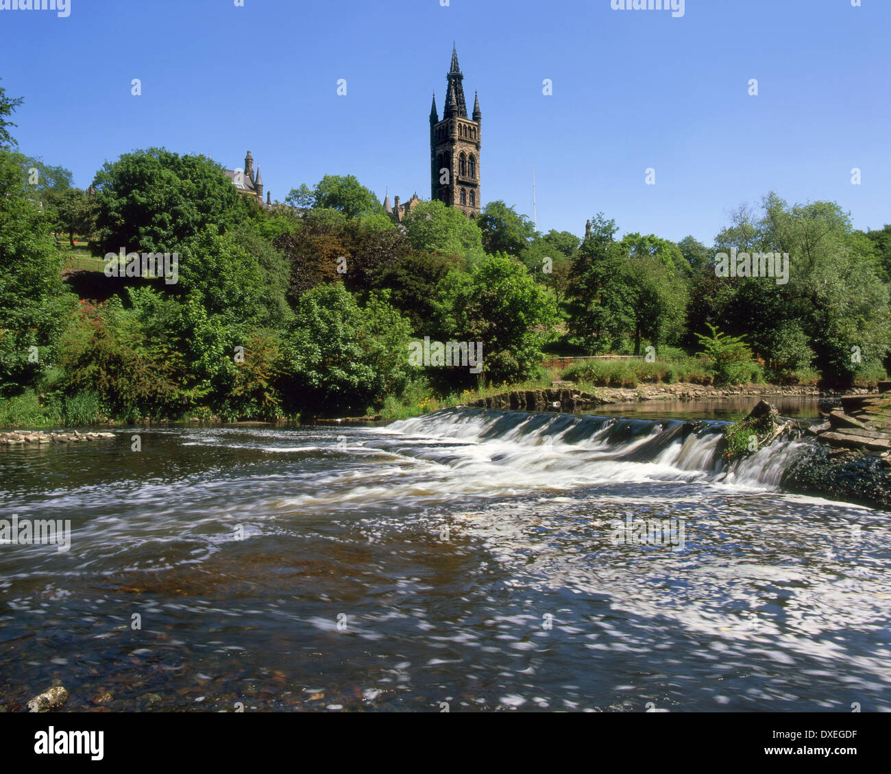 Universität von Glasgow aus über den Fluss Kelvin, Kelvingrove Park. Stockfoto