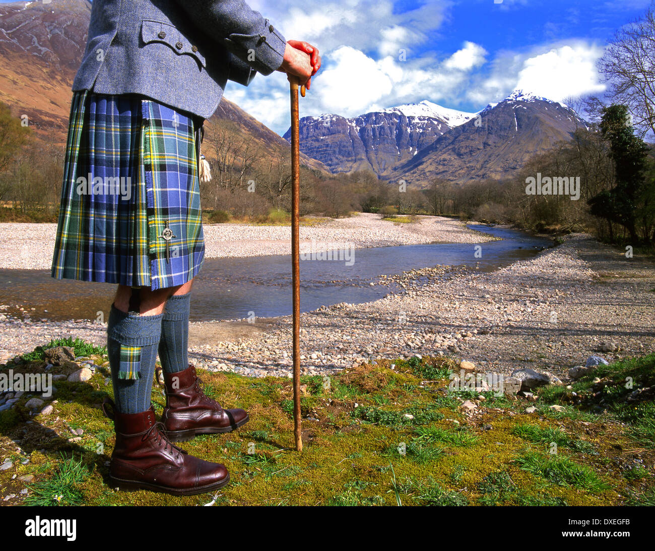 Tartan gekleidet Highlander bewundert die Pracht von Glencoe, West Highlands. Stockfoto