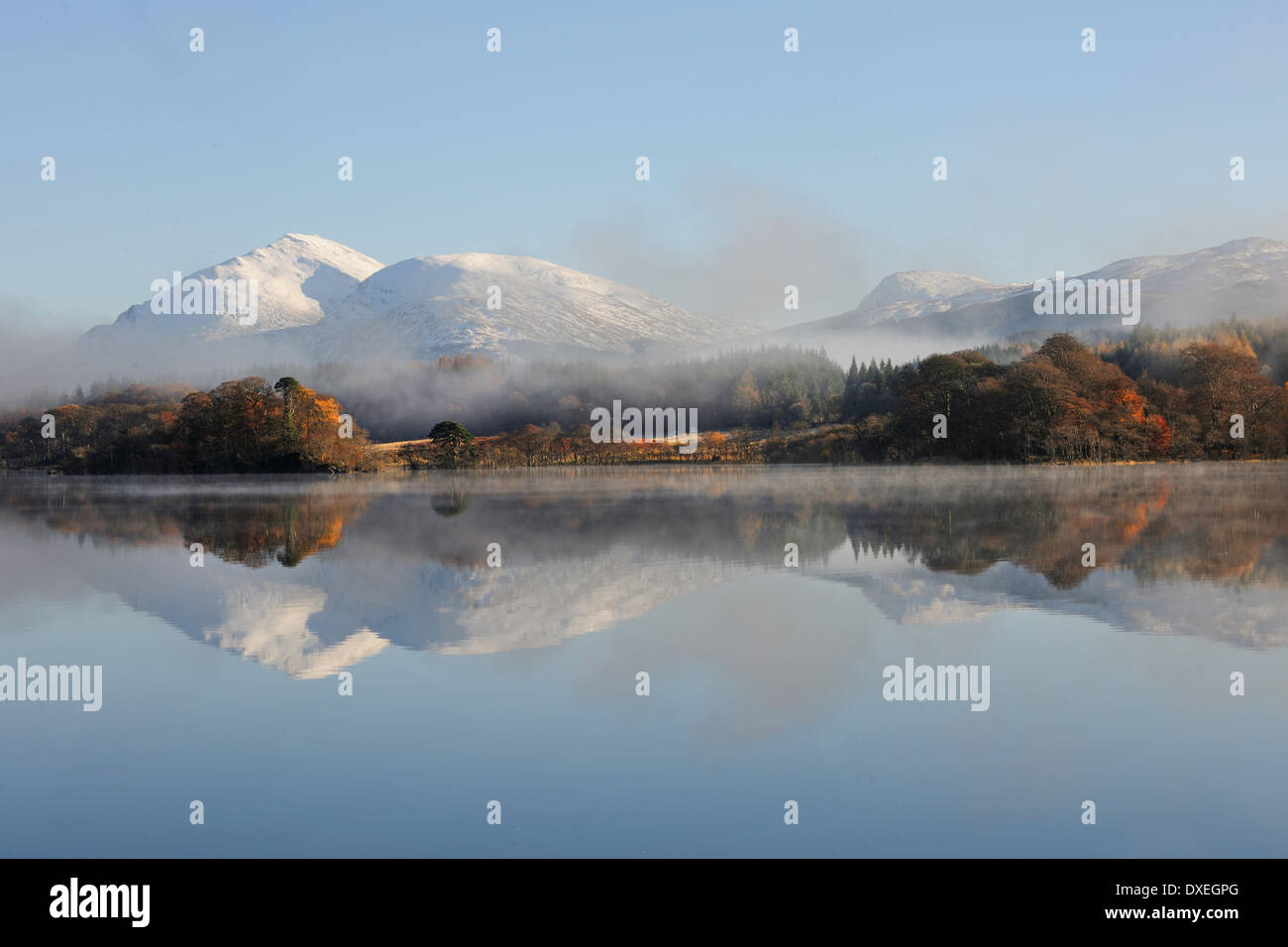 Herbst/Winter Reflexionen über Loch Awe mit Ben Lui Argyllshire. Stockfoto