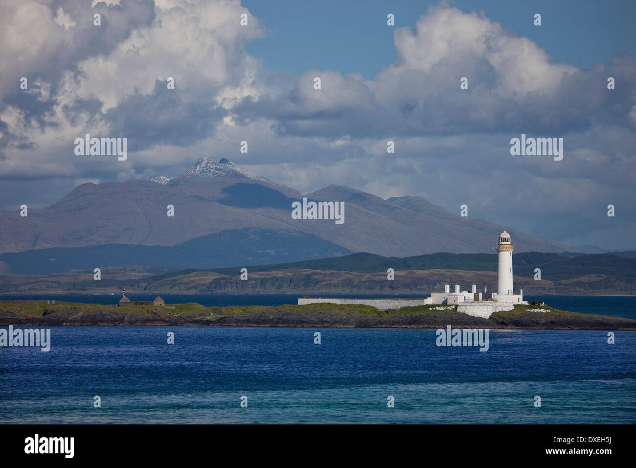 Tele-Blick auf Lismore Leuchtturm und Ben Cruachan, Loch Etrive, Argyll. Stockfoto