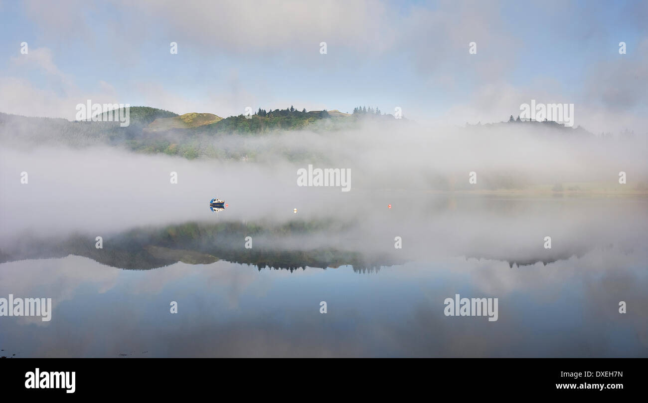 Steigender Nebel am Loch Feochan, Argyll Stockfoto
