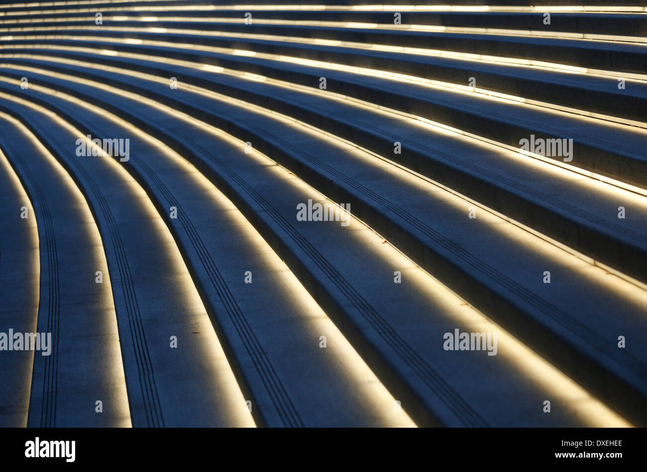 Die Treppen sind aufgehellt am frühen Abend in Seoul, Südkorea Stockfoto