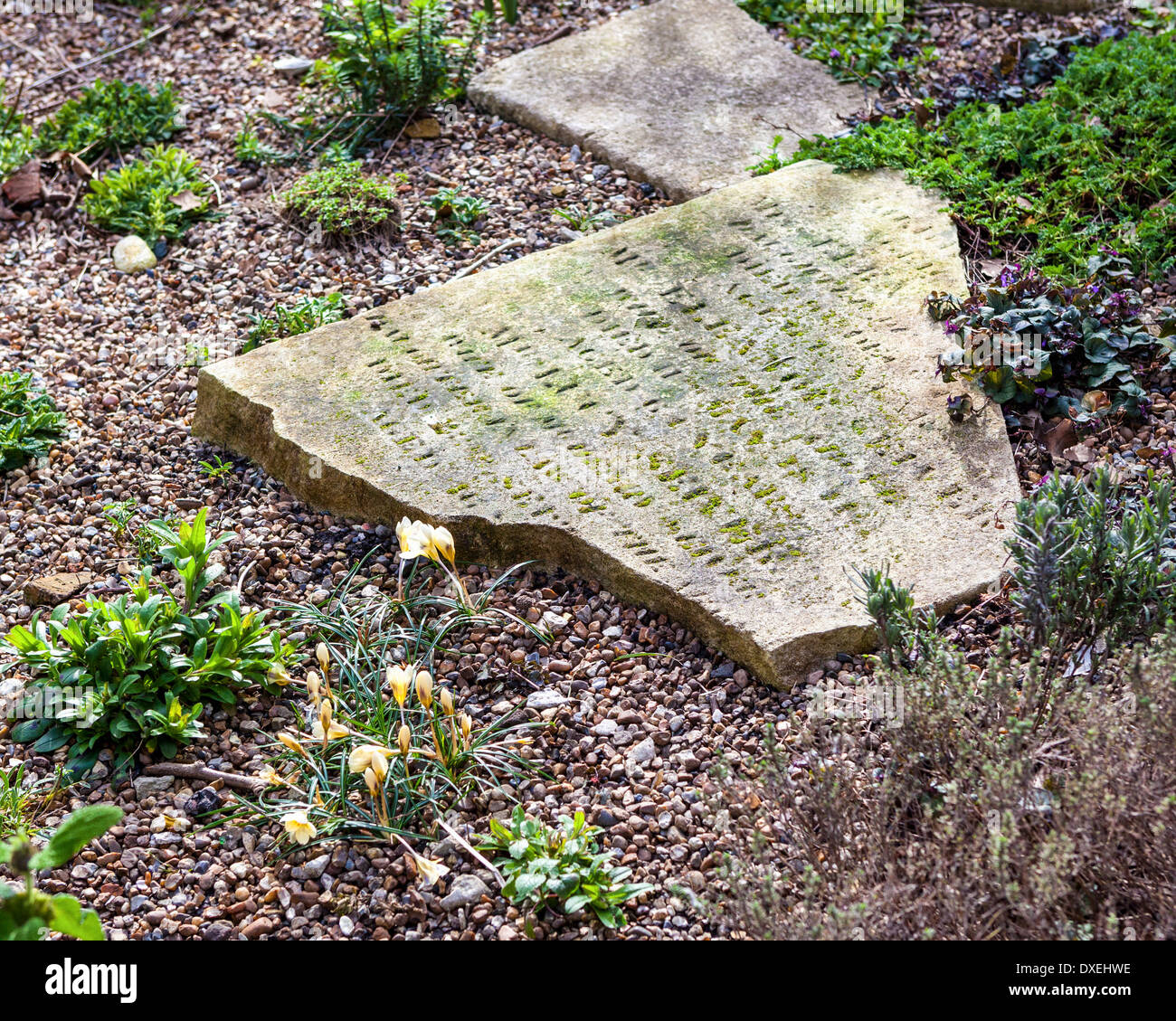 Alpengarten mit gebrochenen alten Grabsteinen in St. Friedhof