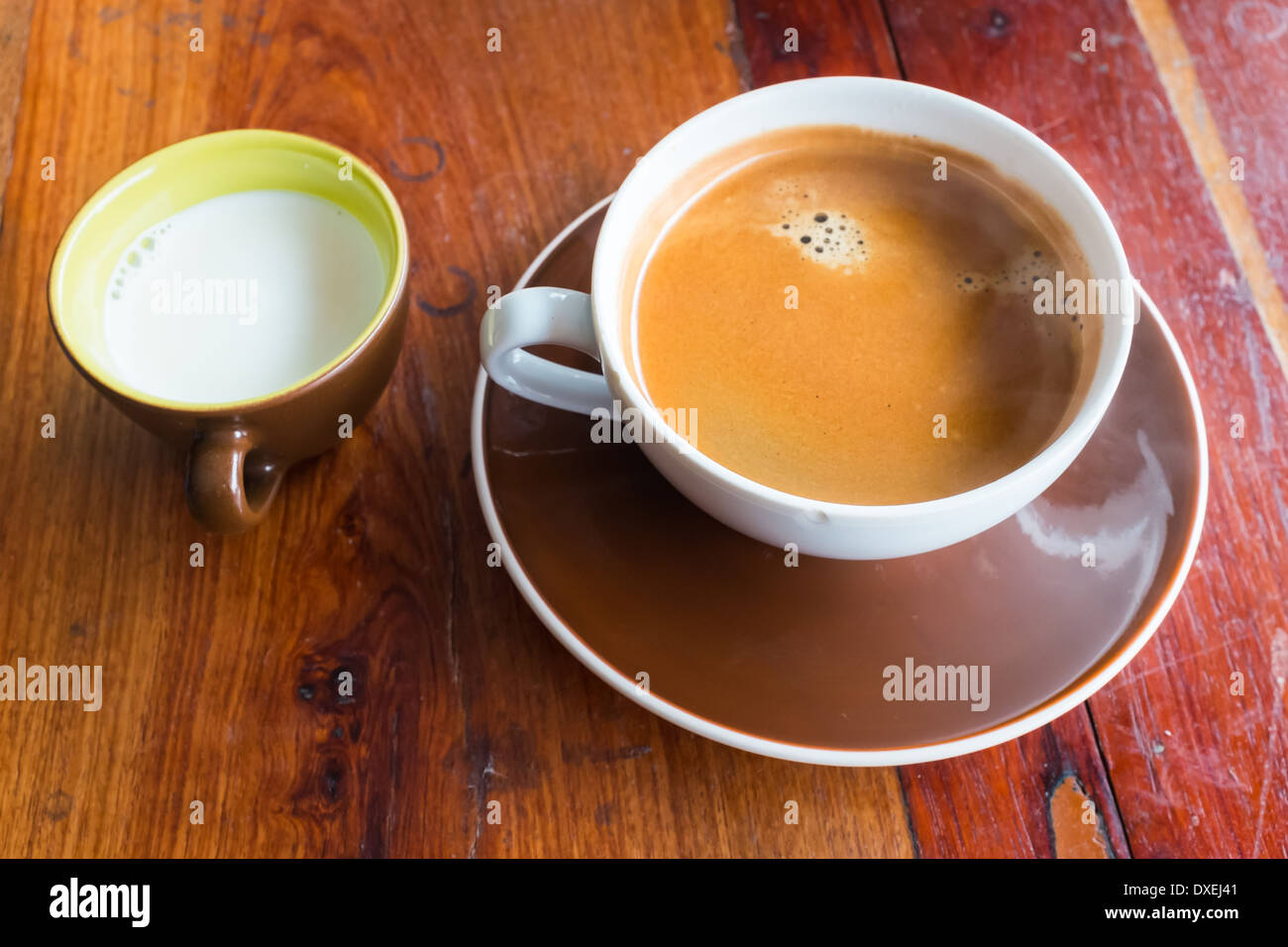 Espressokaffee in weißen Kaffeetasse auf alten Holztisch Stockfoto