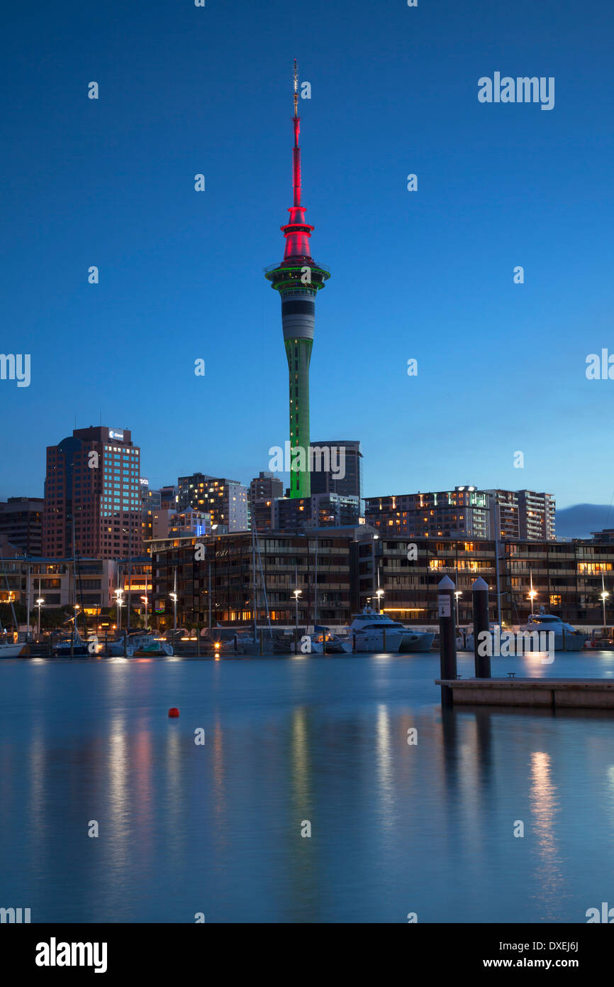 Viaduct Harbour und Sky Tower an der Dämmerung, Auckland, Nordinsel, Neuseeland Stockfoto