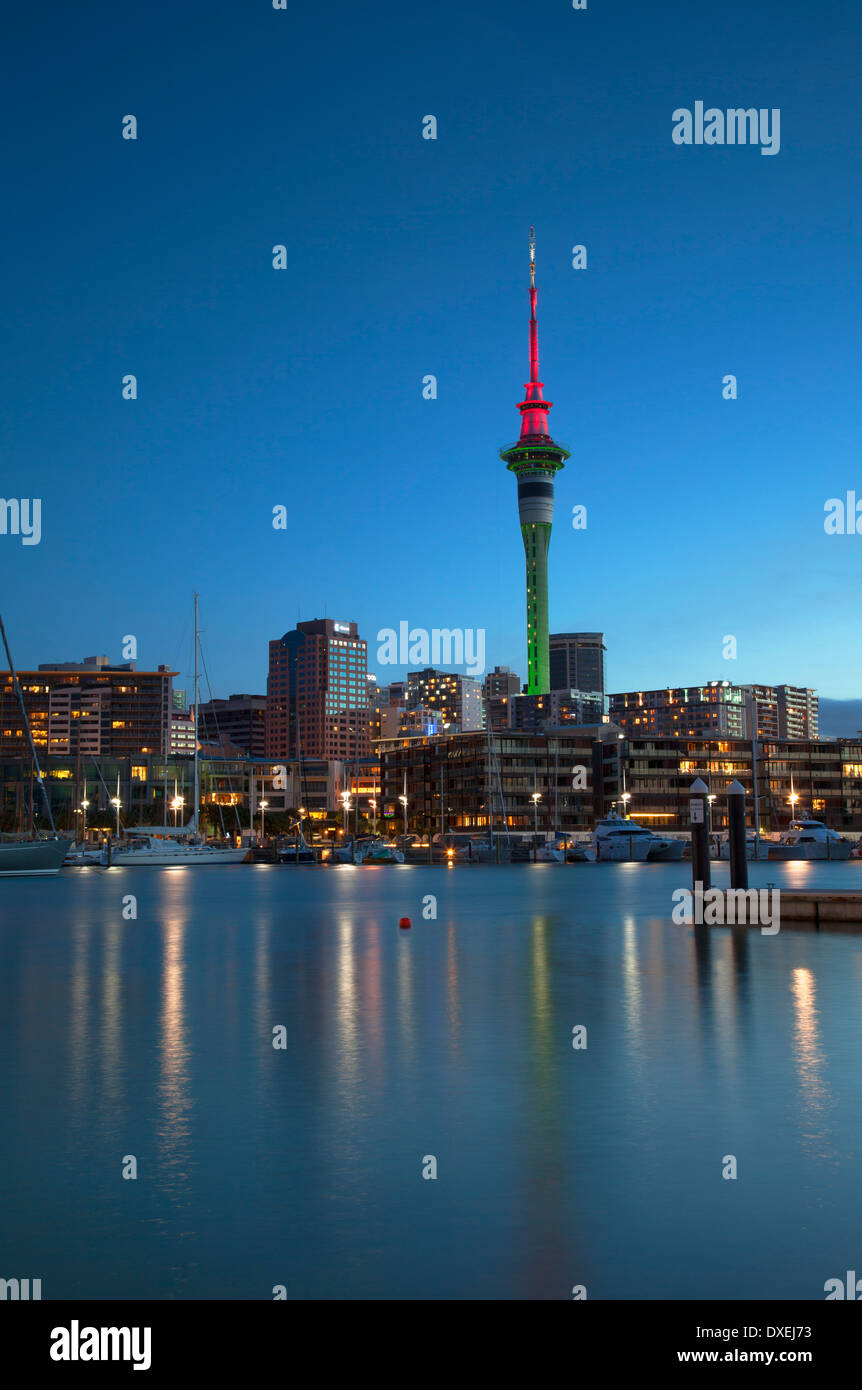 Viaduct Harbour und Sky Tower an der Dämmerung, Auckland, Nordinsel, Neuseeland Stockfoto