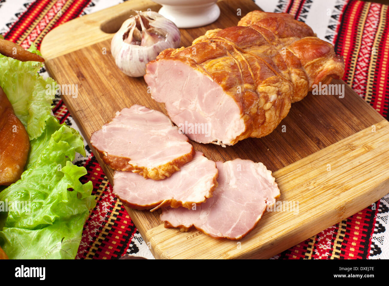 Gesalzene gekochtes Schweinefleisch auf dem Schneidebrett. Nahaufnahme. Stockfoto
