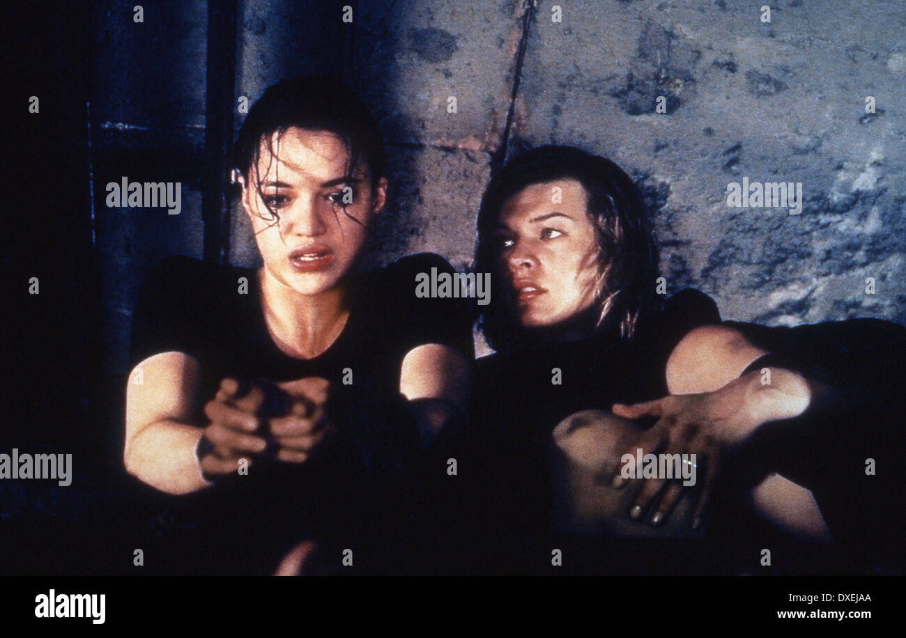 Resident Evil Jahr: 2002 USA Regie: Paul Anderson Michelle Rodriguez, Milla Jovovich Stockfoto