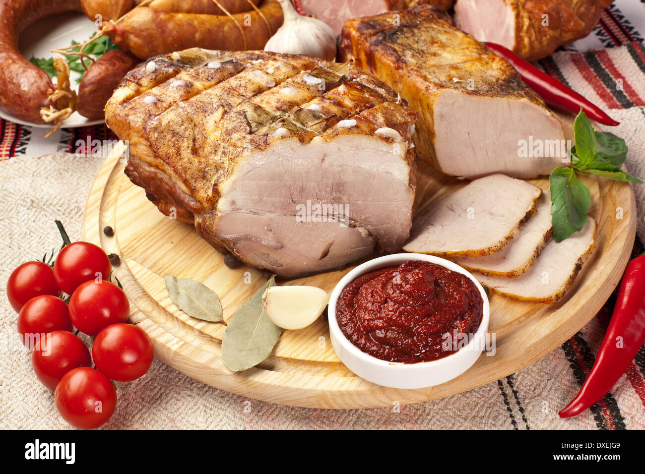 Verschiedene hausgemachte Schweinefleisch mit Sauce und Gemüse angeordnet. Stockfoto