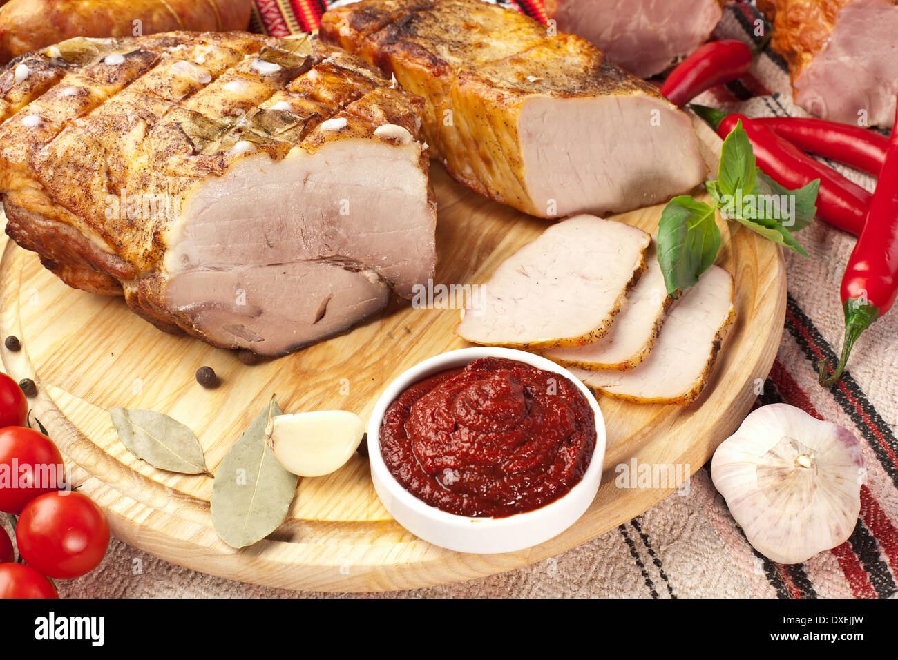 Verschiedene hausgemachte Schweinefleisch mit Sauce und Gemüse angeordnet. Stockfoto
