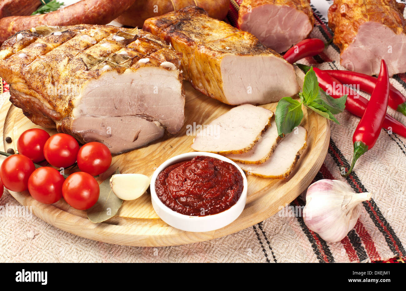 Verschiedene hausgemachte Schweinefleisch mit Sauce und Gemüse angeordnet. Stockfoto
