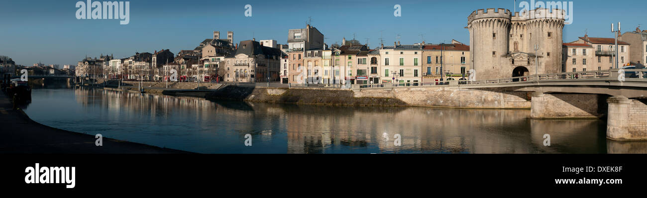 Stadt An Der Maas Frankreich Kreuzworträtsel Bluten stadt -Fotos und -Bildmaterial in hoher Auflösung – Alamy