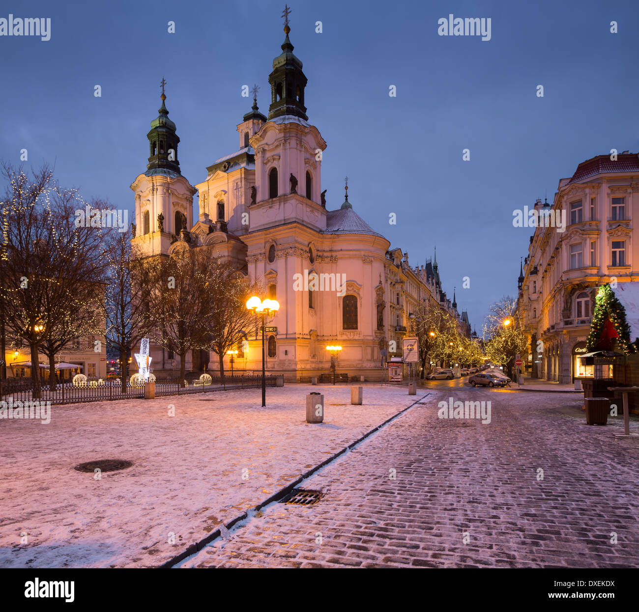 die Kirche des Heiligen Nikolaus mit ein paar Brocken von Schnee und Weihnachtsbeleuchtung in der Altstädter Ring, Prag, Tschechische Republik Stockfoto