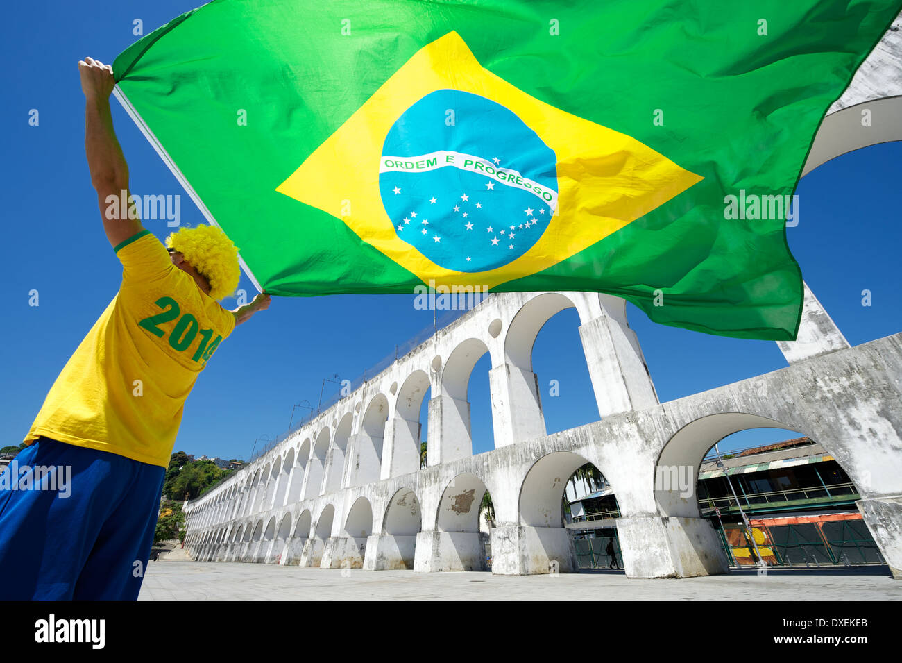 Mann in Brasilien Farben winken brasilianische Flagge über Arcos da Lapa Bögen Rio De Janeiro Brasilien Stockfoto