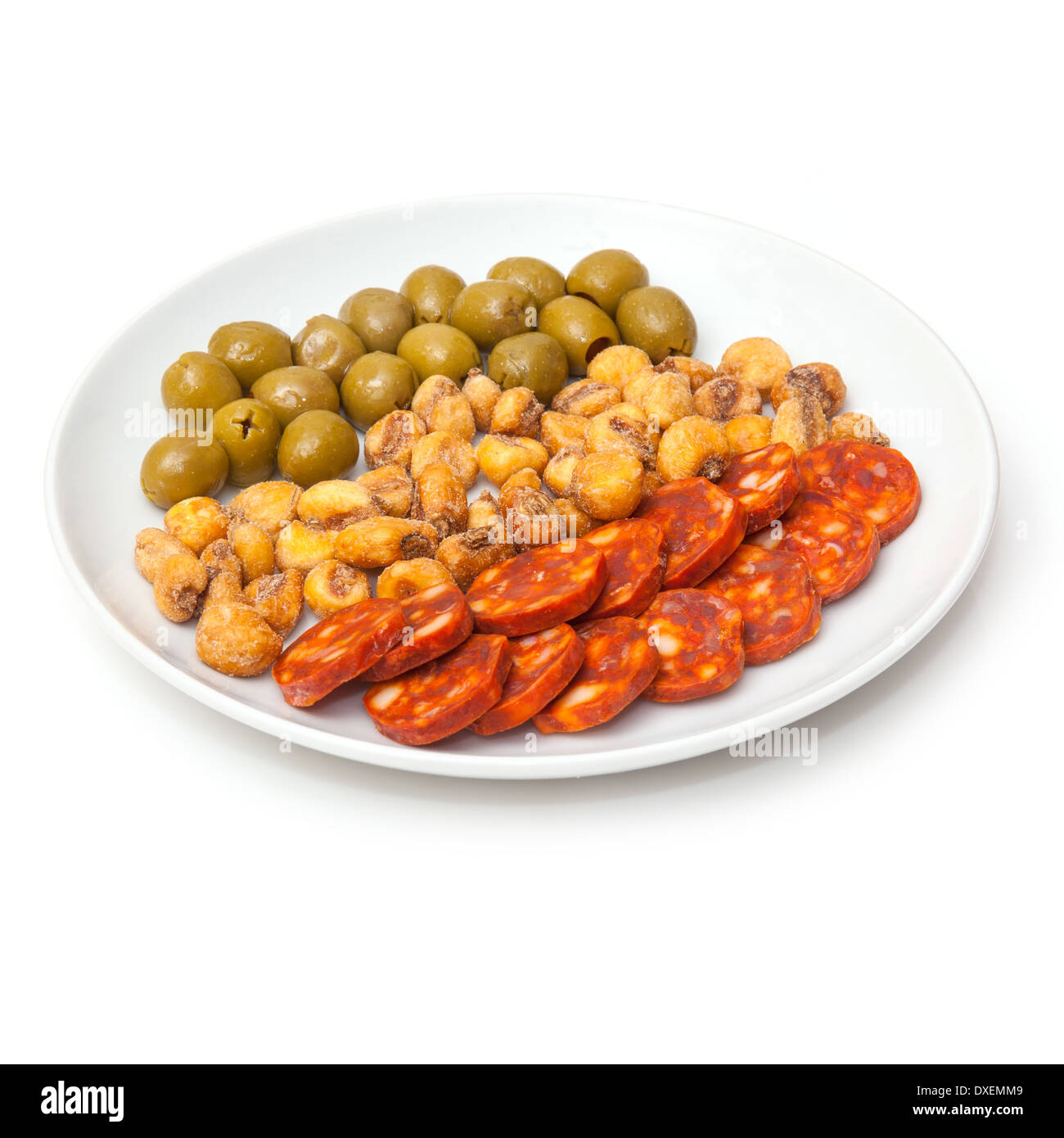 Teller mit spanischen Tapas, Chorizo-Wurst, gesalzen Jumbo Mais, Piment gefüllte Oliven. Stockfoto
