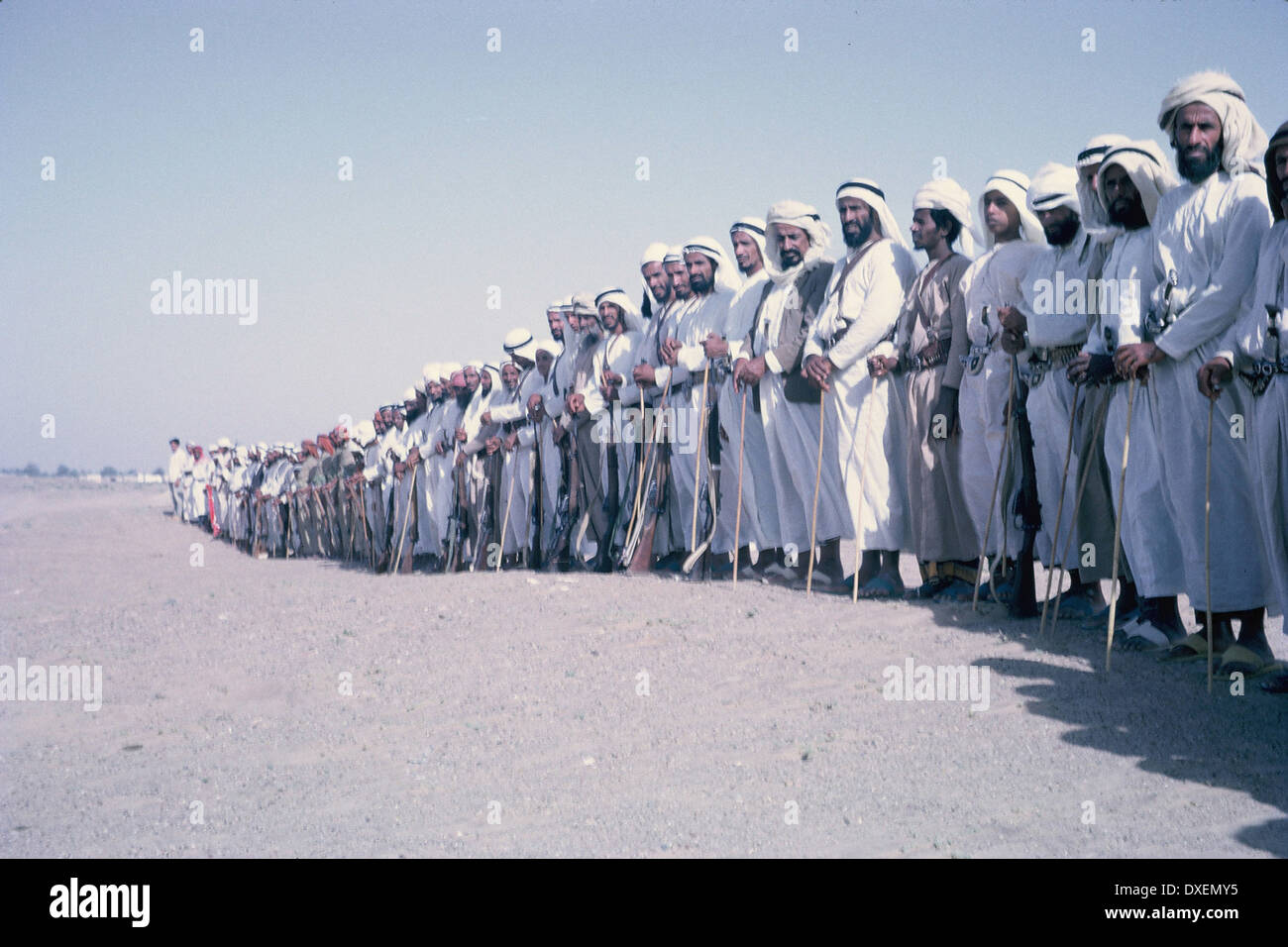 Scheich Shakhbut von Abu Dhabi mit Stammesführern, 1963 Stockfoto