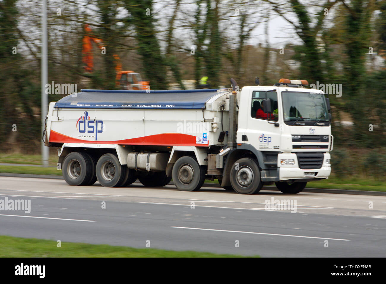 Ein DSP-LKW Reisen entlang der A23-Straße in Coulsdon, Surrey, England Stockfoto