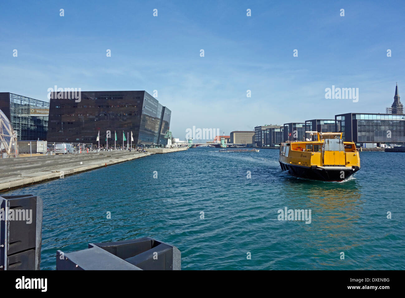 Neue Movia-Wasser-Bus nähert sich der königlichen Bibliothek (Black Diamond) Stop an der Uferpromenade in Kopenhagen Stockfoto