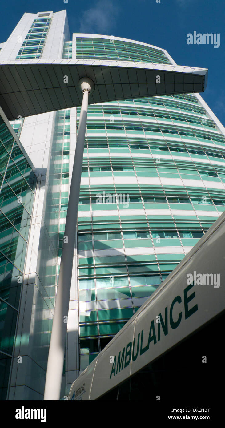 Low Angle View des University College Hospital London NHS Gebäude und Ambulance Schild am UCLH UCH Euston Road in London UK KATHY DEWITT Stockfoto