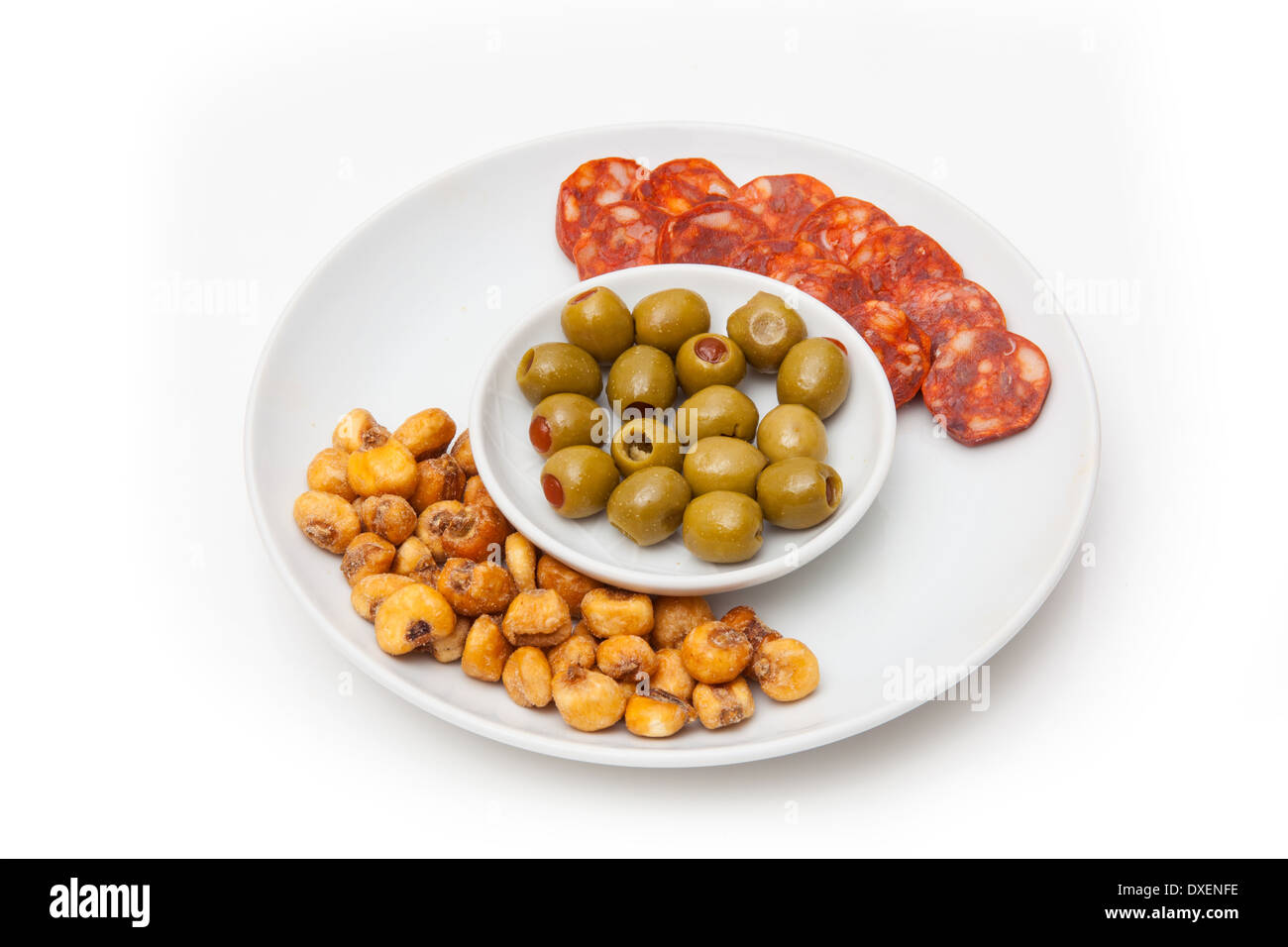 Teller mit spanischen Tapas, Chorizo-Wurst, gesalzen Jumbo Mais, Piment gefüllte Oliven. Stockfoto