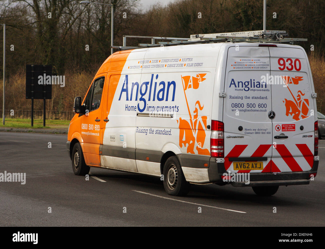Ein Anglian Home Improvements van Reisen rund um einen Kreisverkehr in Coulsdon, Surrey, England Stockfoto