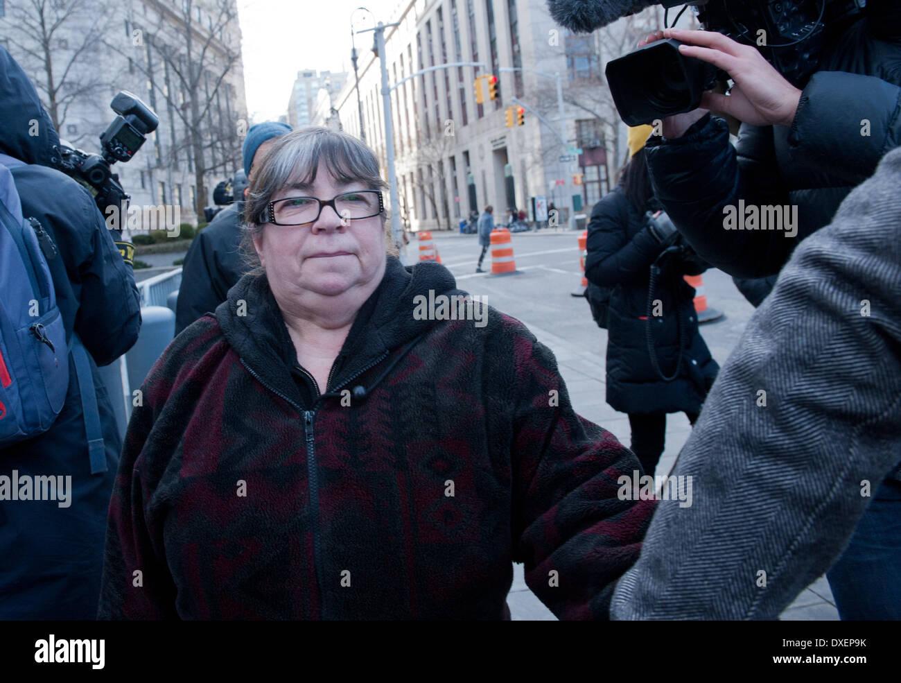 Manhattan, New York, USA. 24. März 2014. ANNETTE BONGIORNO, ehemaliger Sekretär von Bernard Madoff, verlässt Manhattan Bundesgerichtshof nach ihrer Überzeugung, Montag, 24. März 2014. Fünf ehemalige Mitarbeiter von Inhaftierten Finanzier Bernard Madoff sind am Ende einer sechsmonatigen Studie verurteilt. Jeder wurde der Verschwörung zu betrügen Kunden Wertpapierbetrug, Fälschung, die Bücher und Aufzeichnungen eines Broker-Dealer verurteilt. Bildnachweis: Bryan Smith/ZUMAPRESS.com/Alamy Live-Nachrichten Stockfoto