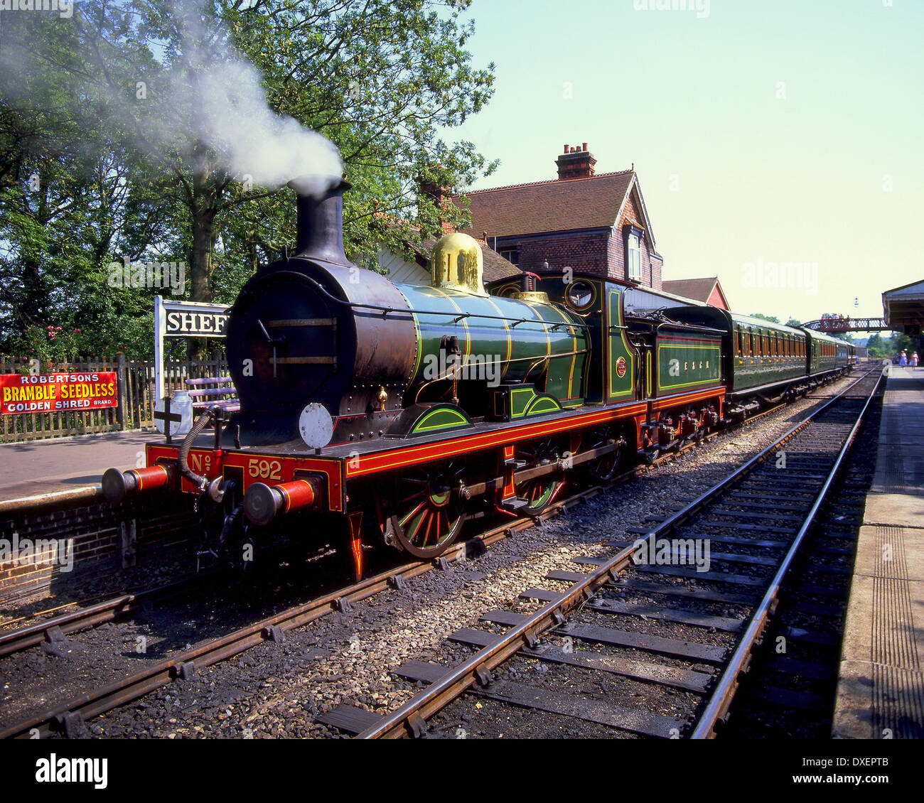 Ein Dampfzug Wainwright C Klasse 0-6-0 sitzt an Sheffield Park Station auf der Linie Bluebell Sussex England Stockfoto