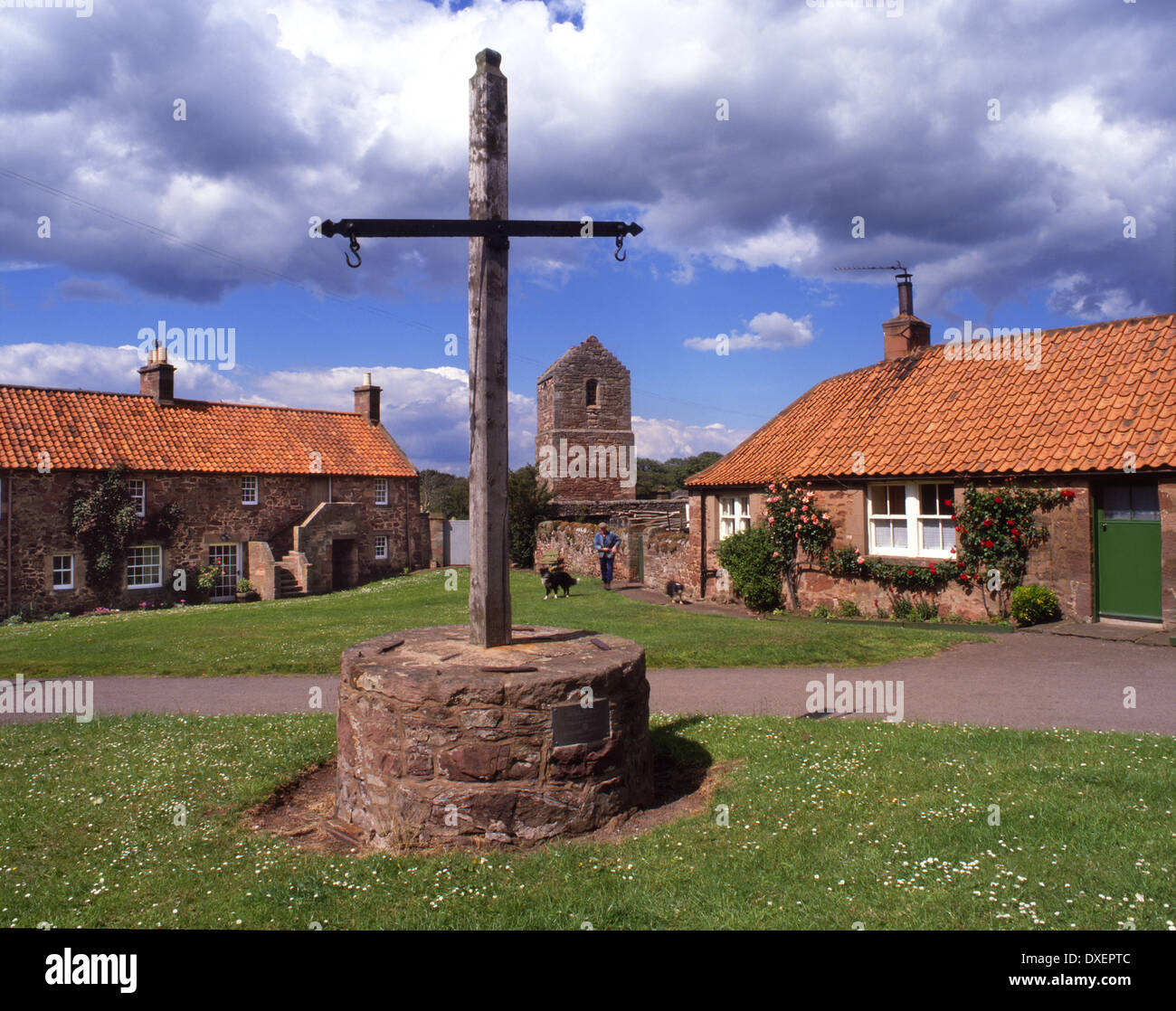 Stenton Dorf stammt aus dem 15. Jahrhundert, mit einem restaurierten Mercat Post und Skalen auf dem Osten grün, East Lothian. Stockfoto