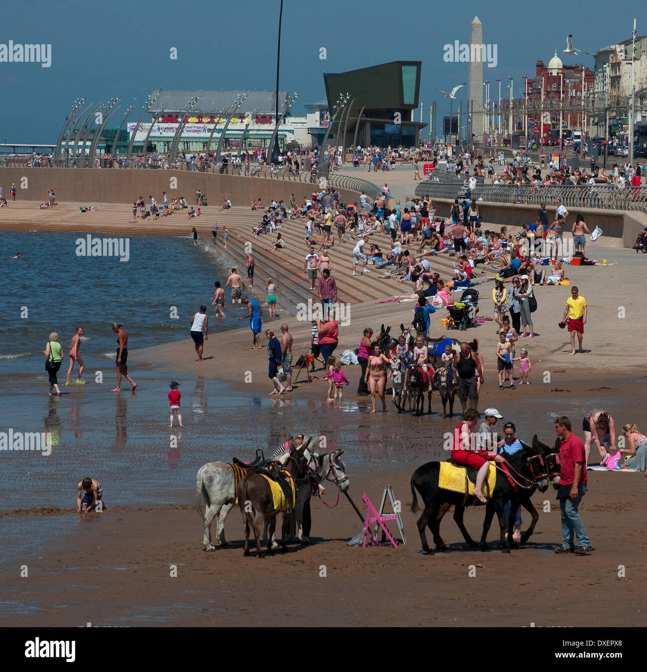 Ein sehr arbeitsreicher Sommerszene am zentralen Strand und der Promenade in Blackpool, Lancashire england Stockfoto