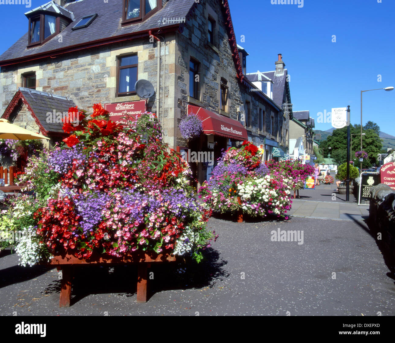 Sommer in der Hauptstraße von Killin, Perthshire. Stockfoto