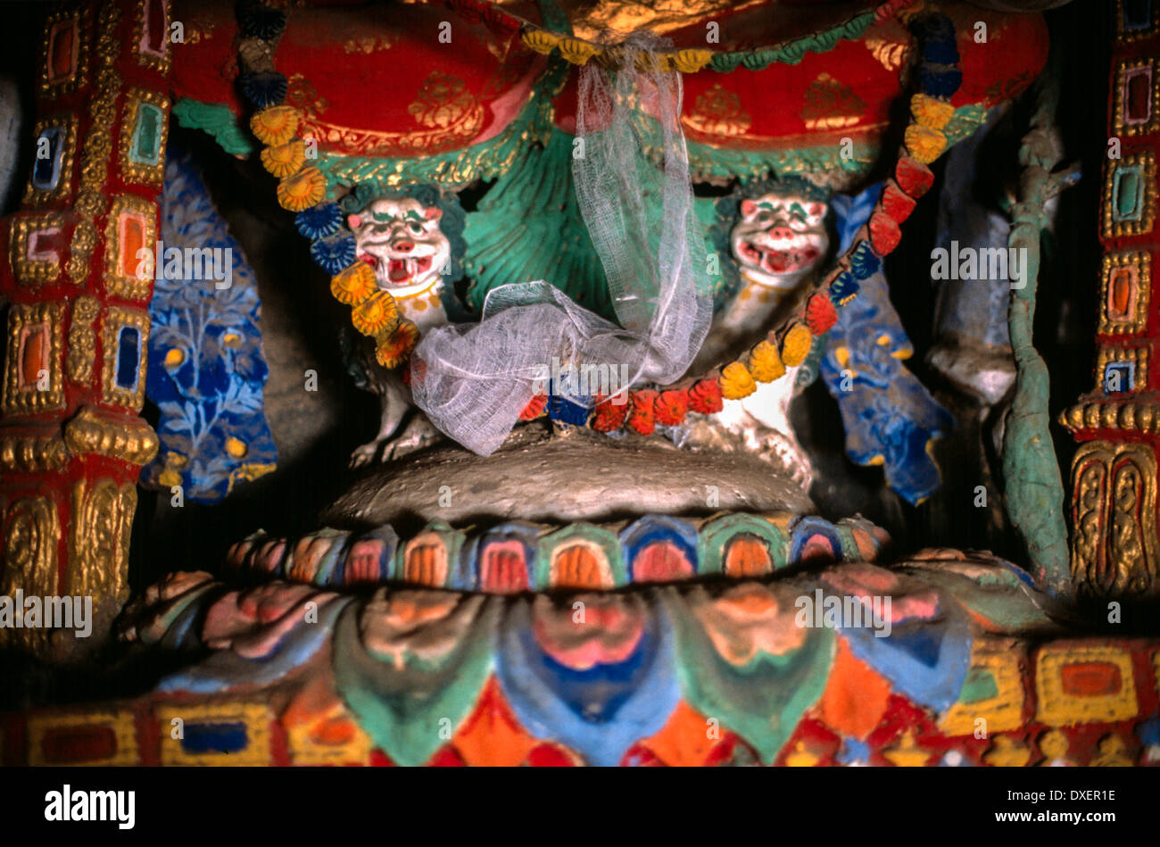 Ladakh-Tibet Tempel Detail lackiert Gips Statue bunten hängenden Seide Drache Köpfe Gottheit Zhug gold rot blau grün Stockfoto
