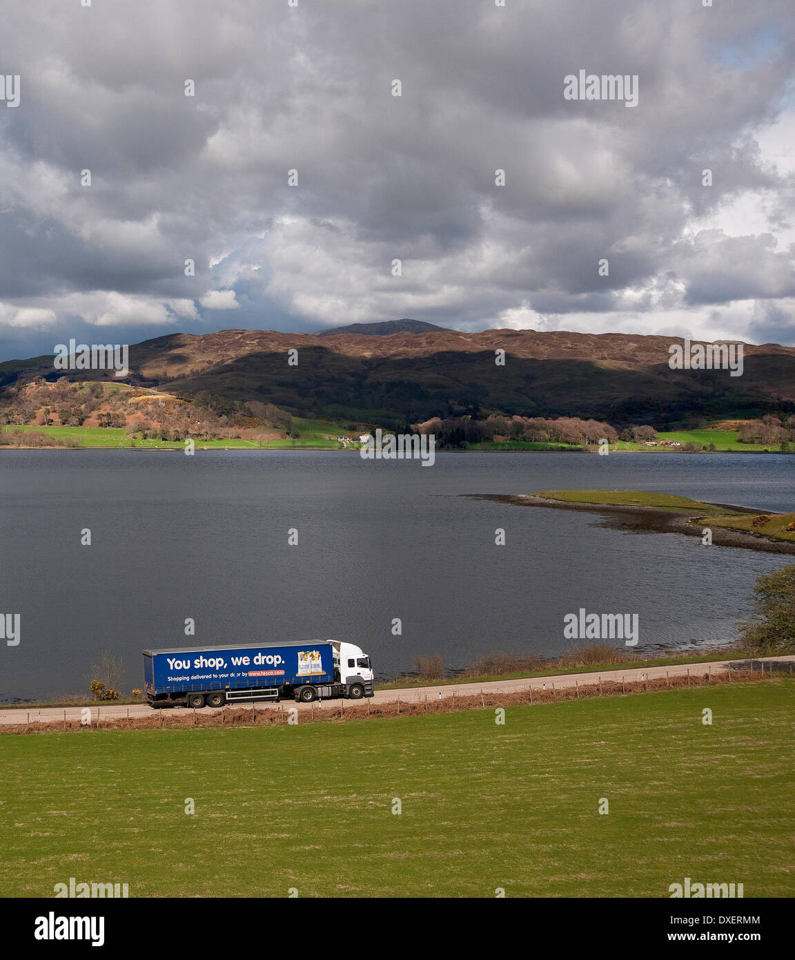 Tesco LKW Überschrift von Oban entlang der Ufer von Loch Etive auf die A85, Argyll. Stockfoto