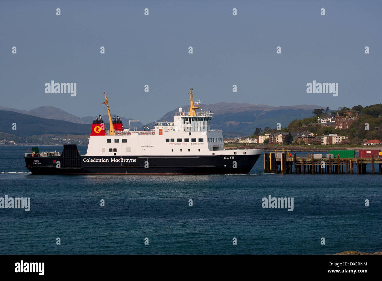 Die Autofähre MV Bute angekommen Wemyss Bay Pier von Rothesay, Wemyss Bay, Renfrewshire, Firth of Clyde. Stockfoto