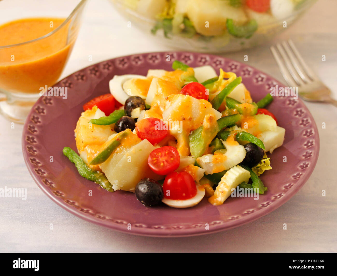 Kartoffelsalat mit Romesco-Sauce. Rezept zur Verfügung. Stockfoto