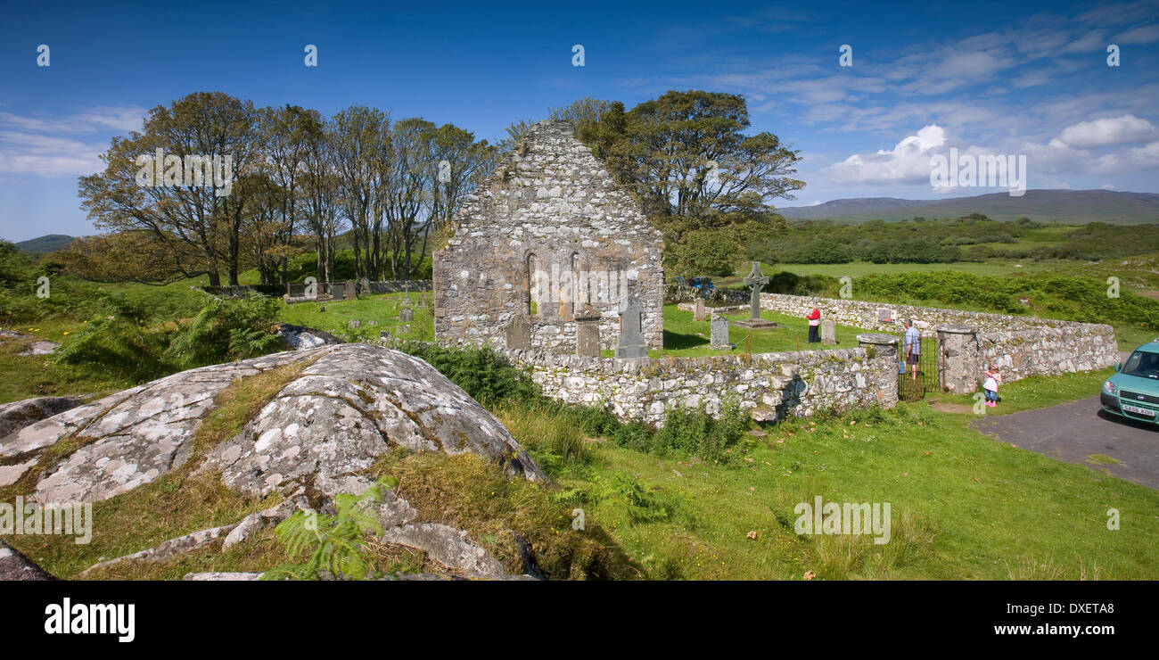 Touristen besuchen Kildalton Kapelle, Islay Stockfoto