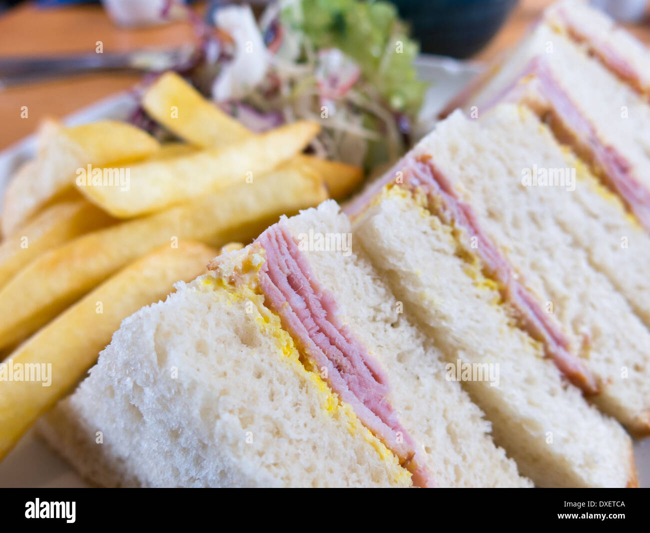 Nahaufnahme von Schinken und Senf Sandwiches mit Pommes Frites und Salat-Dressing Norfolk England Stockfoto