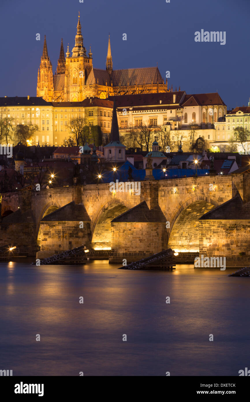 das Budaer Burgviertel, St Vitus Cathedral und die Karlsbrücke über die Moldau in der Abenddämmerung, Prag, Tschechische Republik Stockfoto