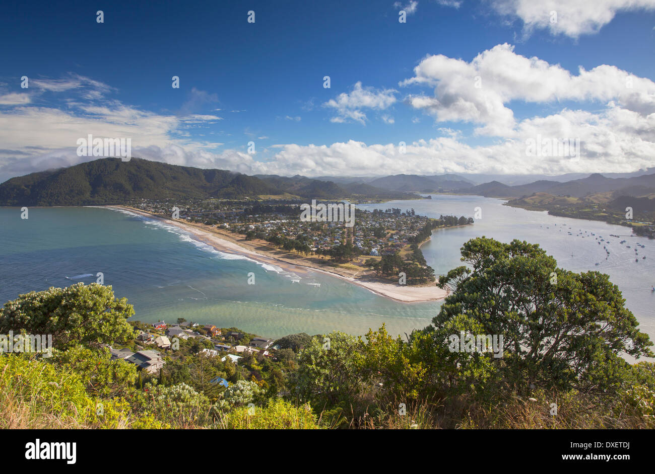 Ansicht von Pauanui von Mount Paku, Tairua, Coromandel Halbinsel, Nordinsel, Neuseeland Stockfoto