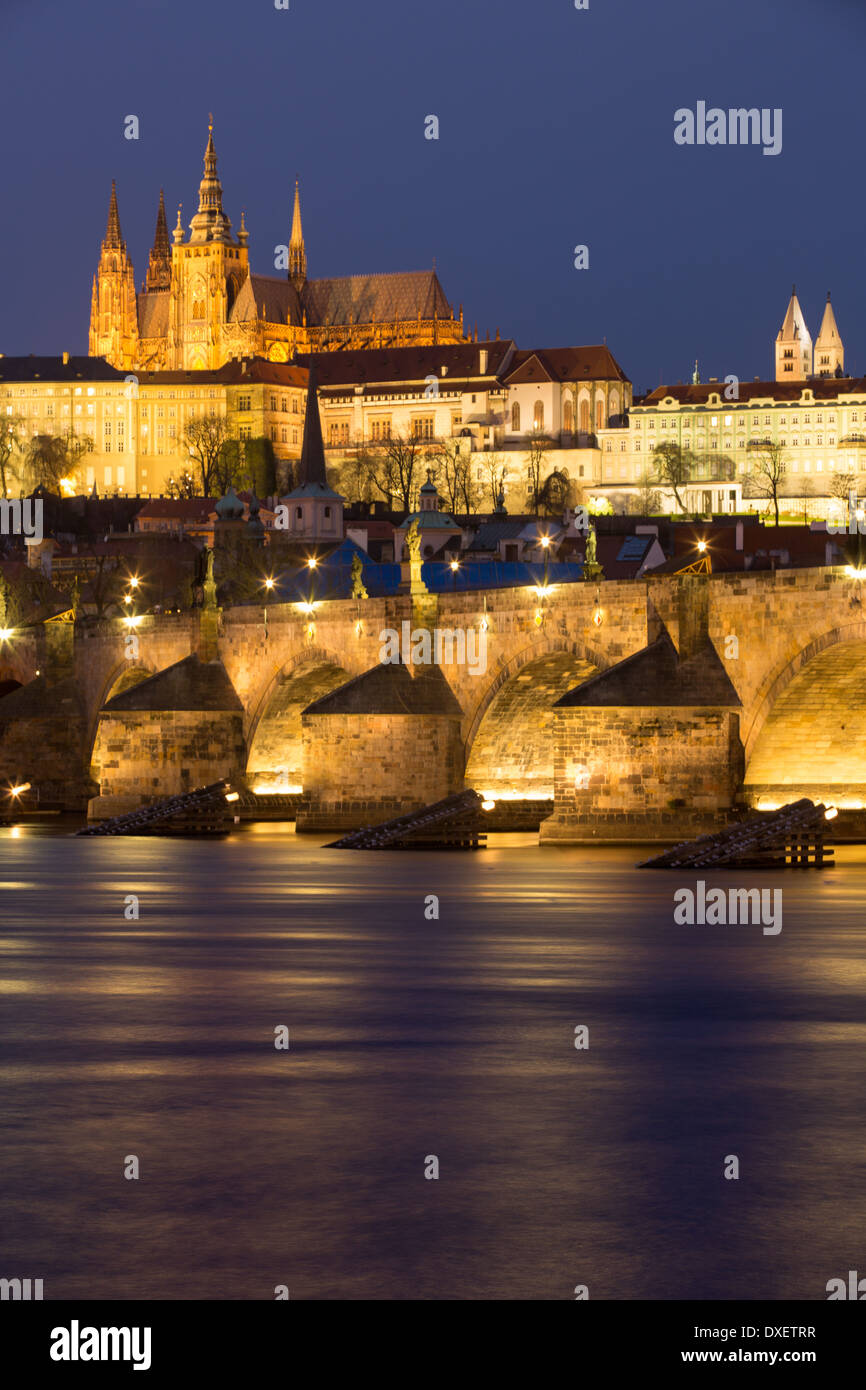 das Budaer Burgviertel, St Vitus Cathedral und die Karlsbrücke über die Moldau in der Abenddämmerung, Prag, Tschechische Republik Stockfoto