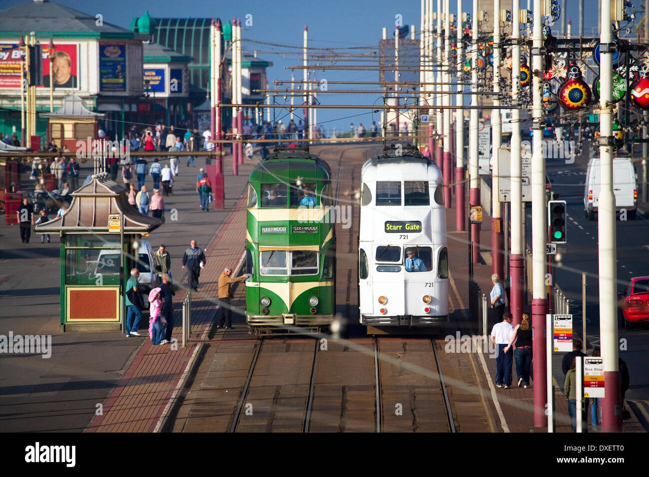 Hochsaison im Sommerszene in Blackpool und der belebten Straßenbahn Blackpool, lancashire Stockfoto