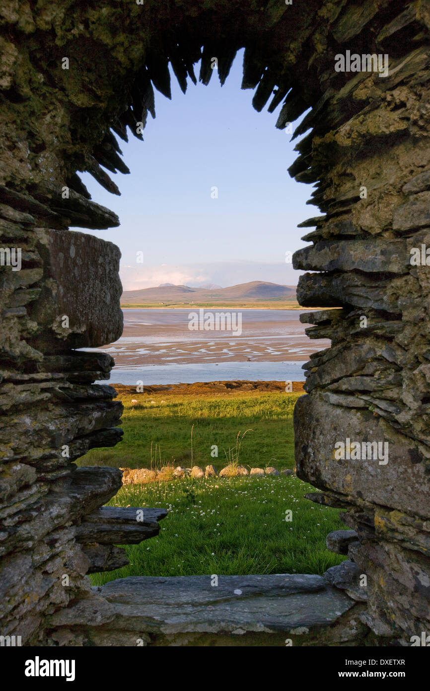 Blick durch die Ruinen von Kilnave Kapelle mit Blick auf Loch Gruinart, Insel Islay, Schottland. Stockfoto